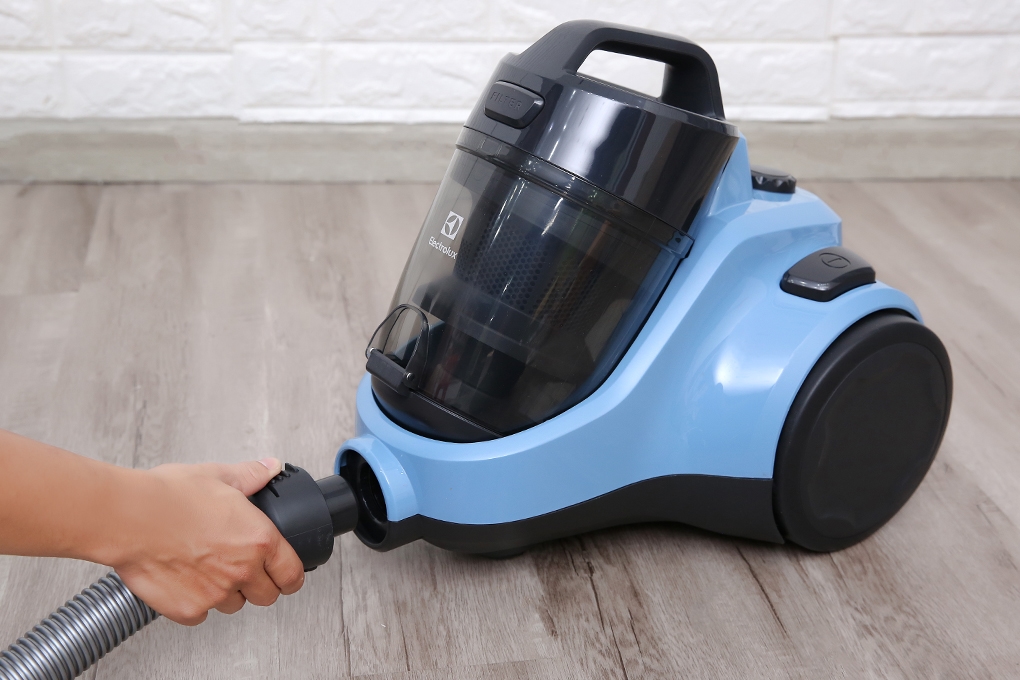 Máy hút bụi Electrolux EC31-2BB (1800W)