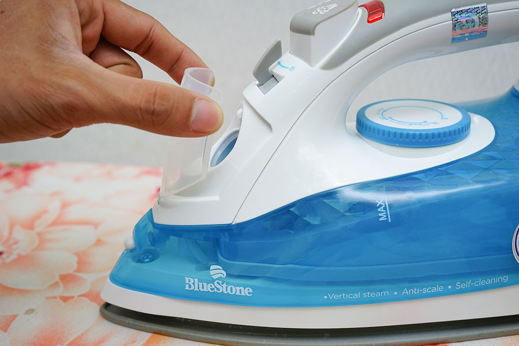 Bàn ủi hơi nước Bluestone SIB-3816