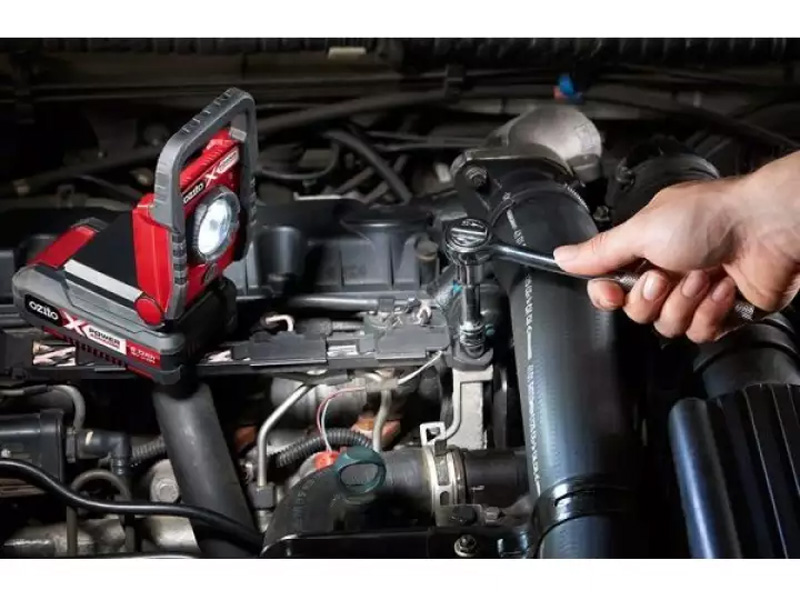 Thân đèn led dùng pin 18v Ozito PXWLS-800 (chưa pin, sạc)