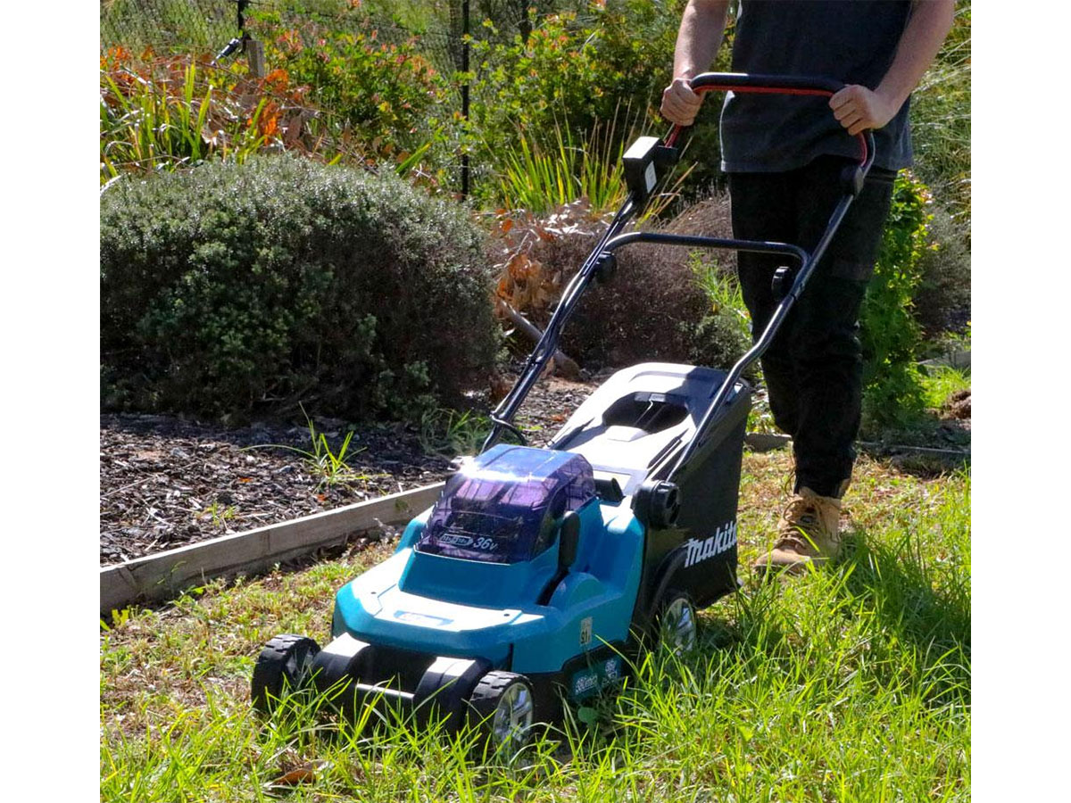 Máy cắt cỏ đẩy dùng pin Makita DLM382Z (Chưa bao gồm pin, sạc)