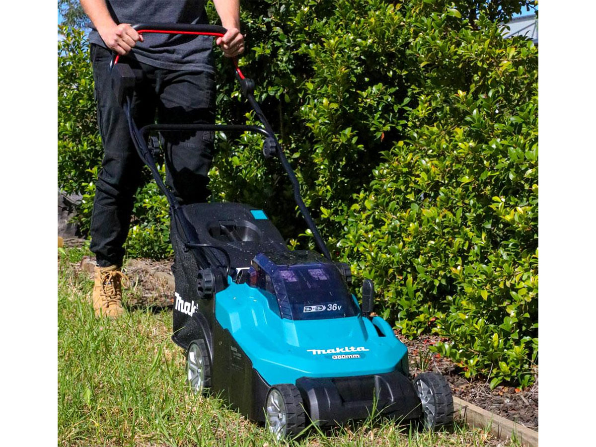 Máy cắt cỏ đẩy dùng pin Makita DLM382Z (Chưa bao gồm pin, sạc)