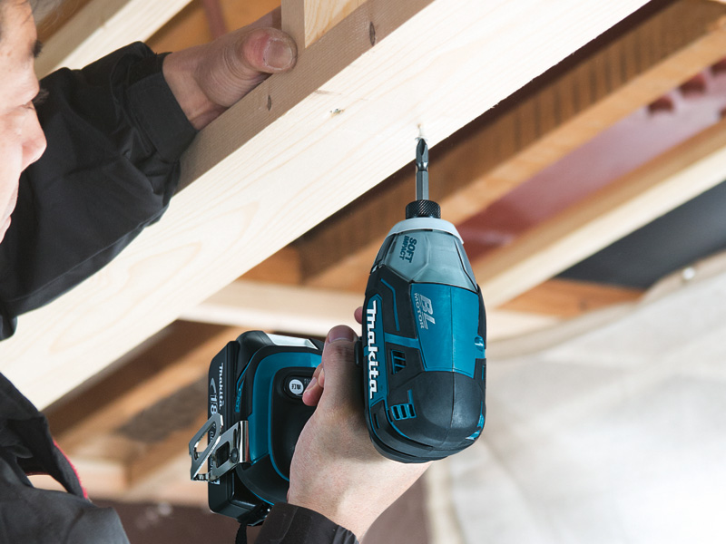 Máy vặn vít dùng pin 18V Makita DTS141RME (2 pin 4AH + 1 sạc)