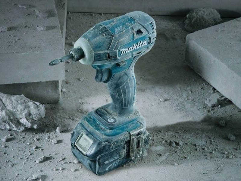 Máy vặn vít dùng pin 18V Makita DTS141RME (2 pin 4AH + 1 sạc)