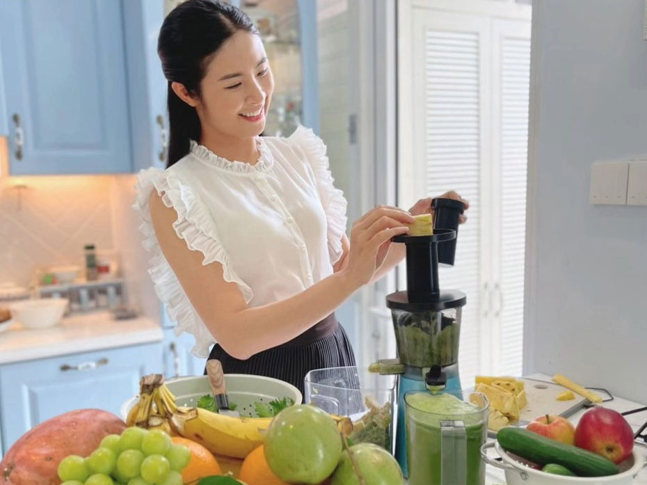 Máy ép chậm KL-530 được trang bị ống tiếp nguyên liệu (ống nhồi) có đường kính là 45mm