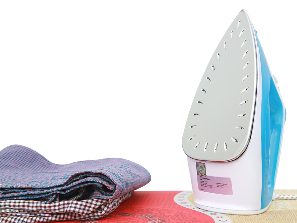 Bàn ủi hơi nước Electrolux ESI4017