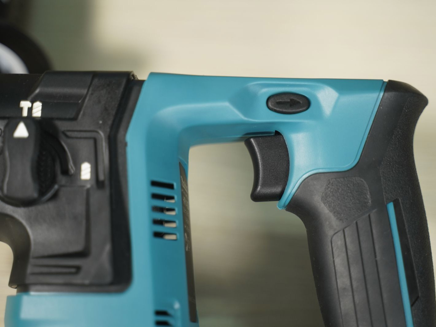 Máy khoan bê tông Makita HR140DSYE 12V (sạc + 2 pin 1.5AH)