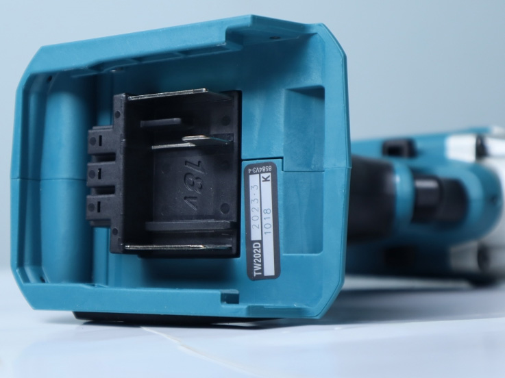 Máy vặn bu lông dùng pin Makita TW202DZ 18V (chưa pin, sạc)