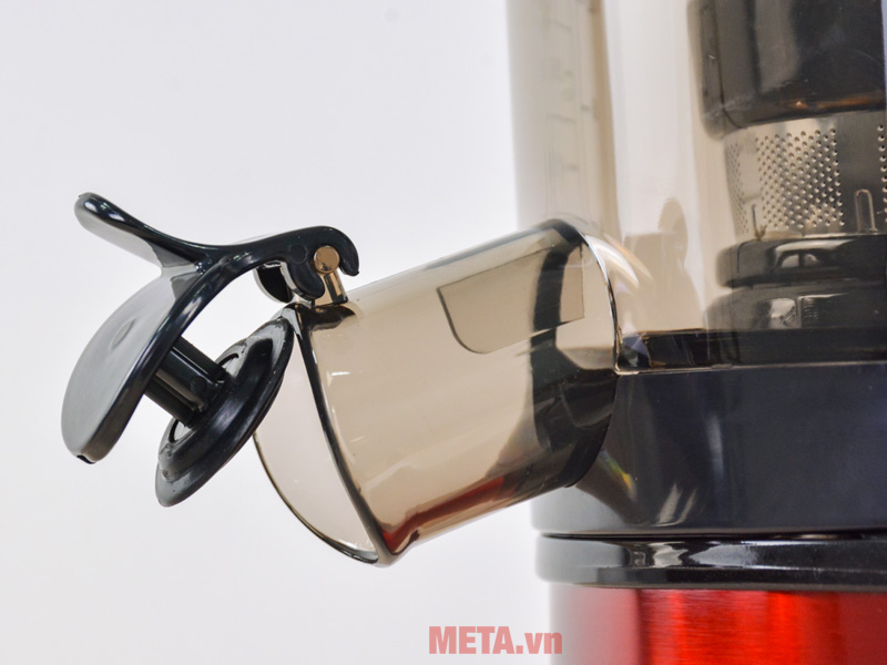 Vòi ra nước của máy ép trái cây Promix PM 800 có nắp chặn