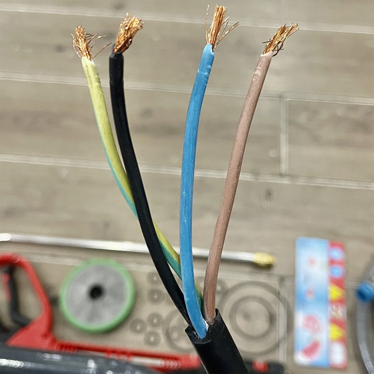 Máy phun xịt rửa xe cao áp Tiger UV-3200 5.5KW