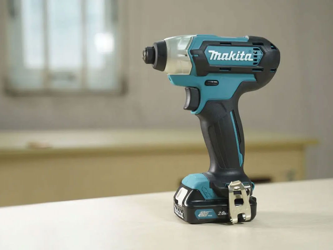 Máy vặn vít pin 12V Makita TD110DSAE (Sạc nhanh DC10SB, 2 pin 2.0Ah BL1021B)