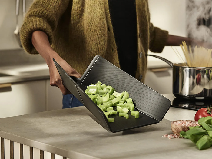 Thớt gấp Chop2Pot Regular Joseph Joseph 005066 (màu đen)