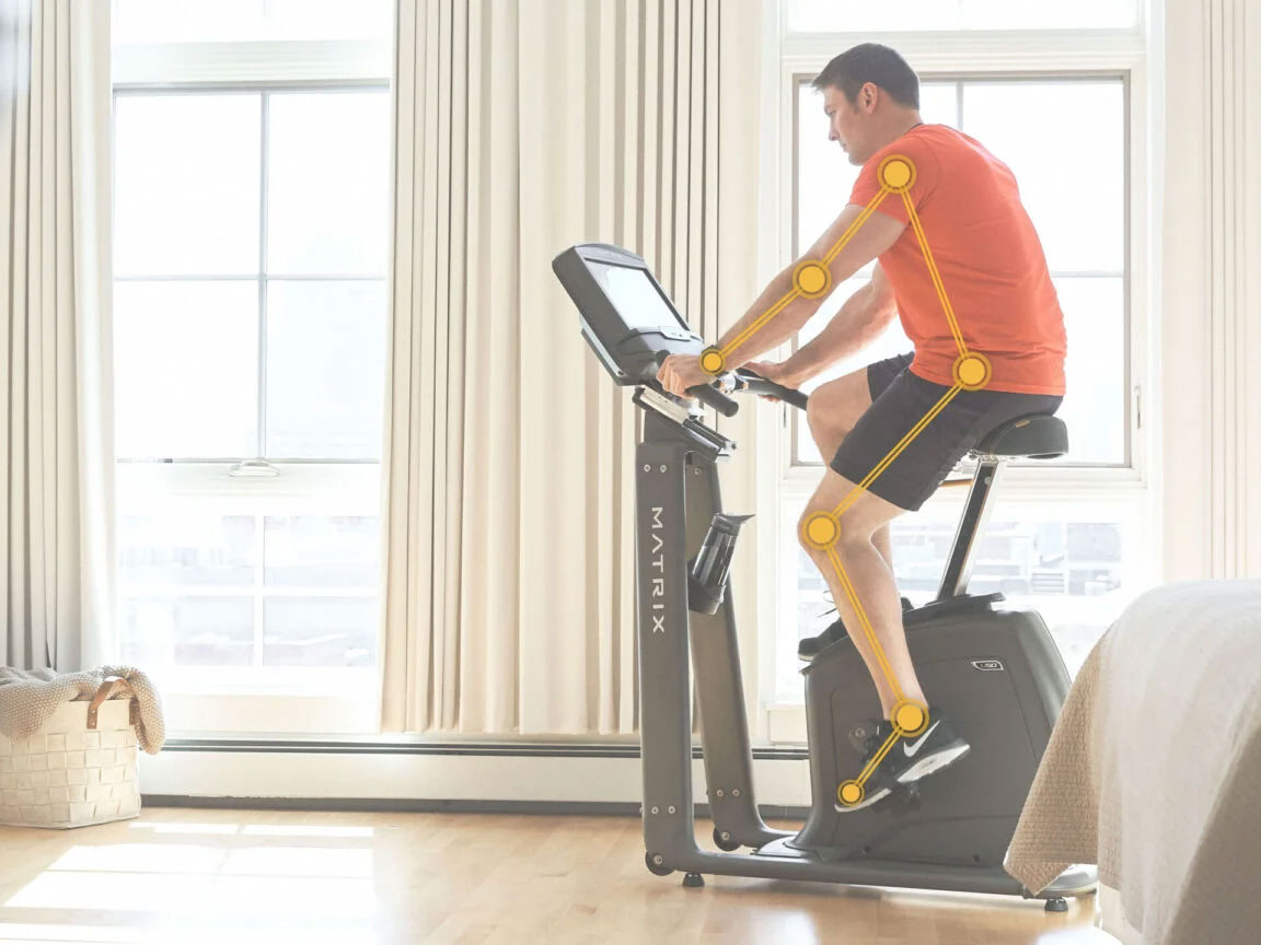 Xe đạp thể dục tựa lưng trong nhà Matrix R50 XER