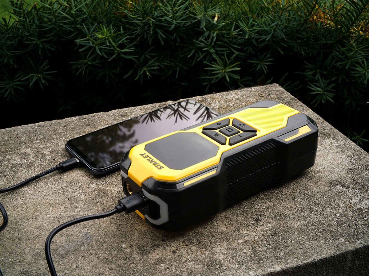 Máy bơm hơi dùng pin Stanley SXIF0101 (có đèn led, sạc dự phòng)