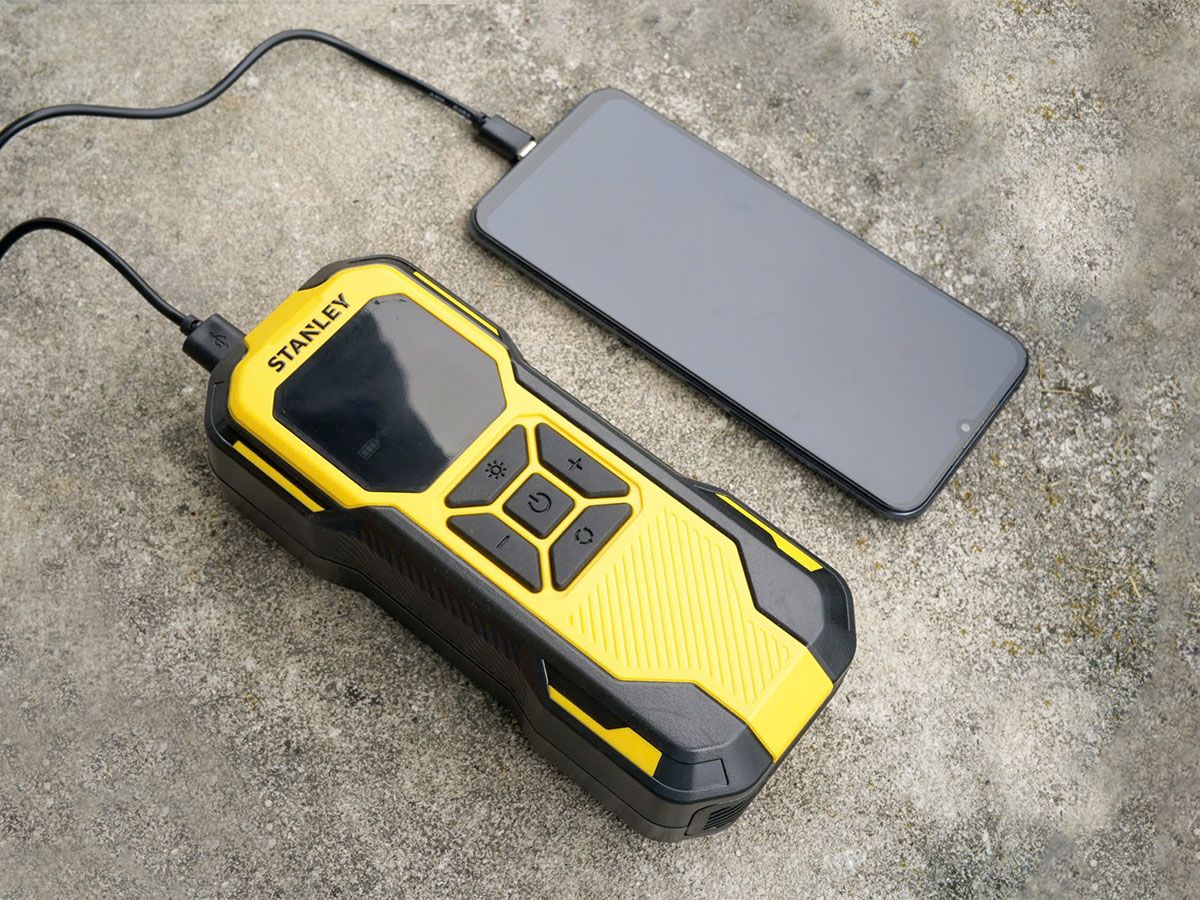 Máy bơm hơi dùng pin Stanley SXIF0101 (có đèn led, sạc dự phòng)