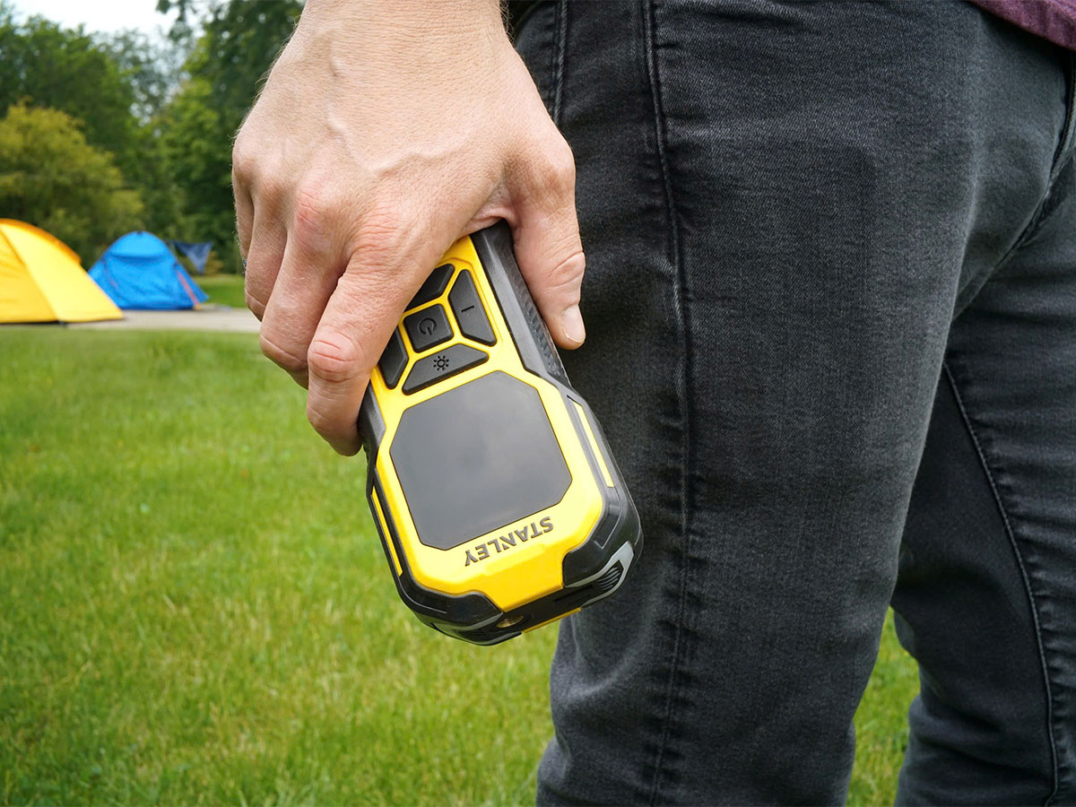 Máy bơm hơi dùng pin Stanley SXIF0101 (có đèn led, sạc dự phòng)