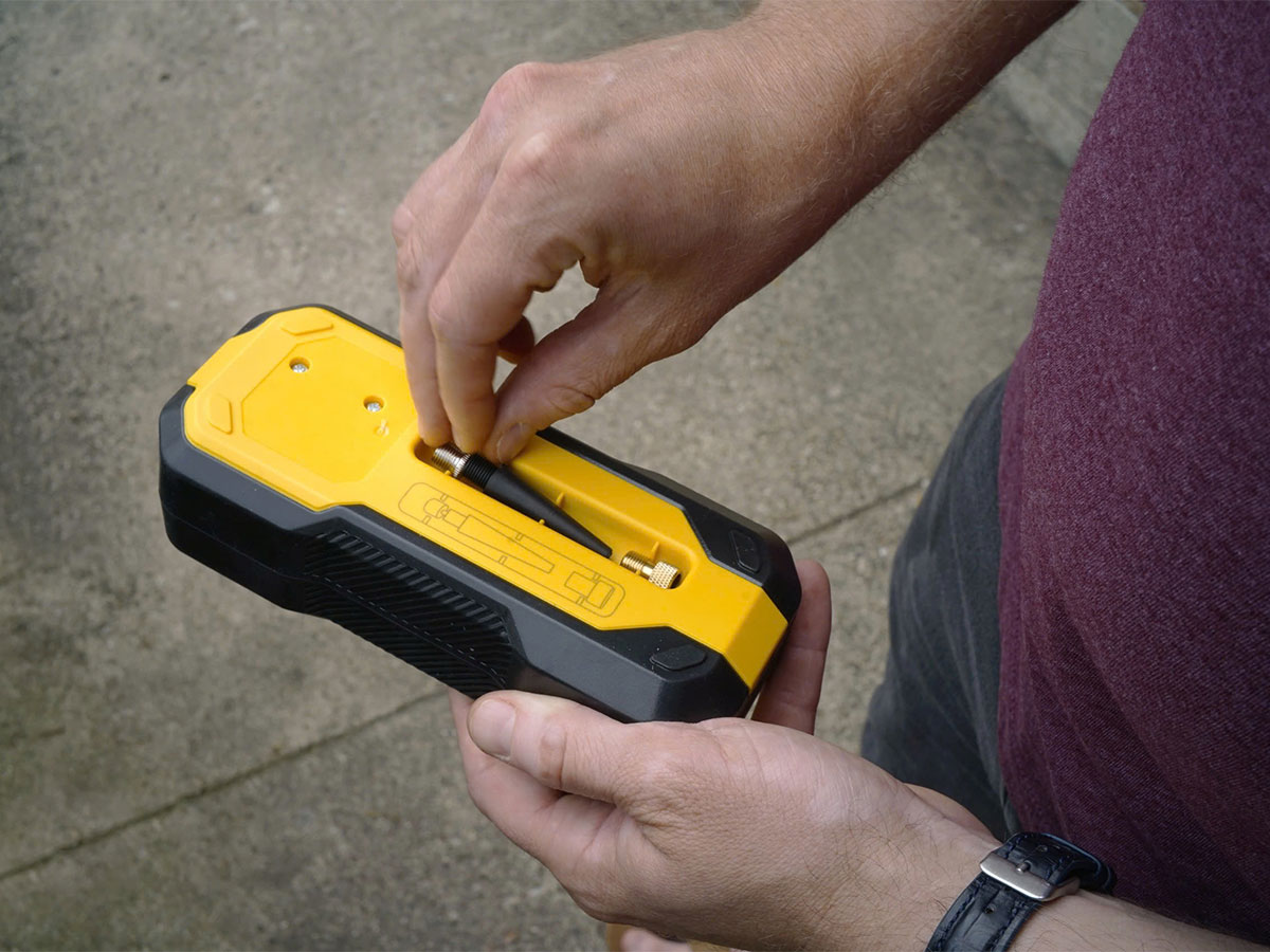 Máy bơm hơi dùng pin Stanley SXIF0101 (có đèn led, sạc dự phòng)