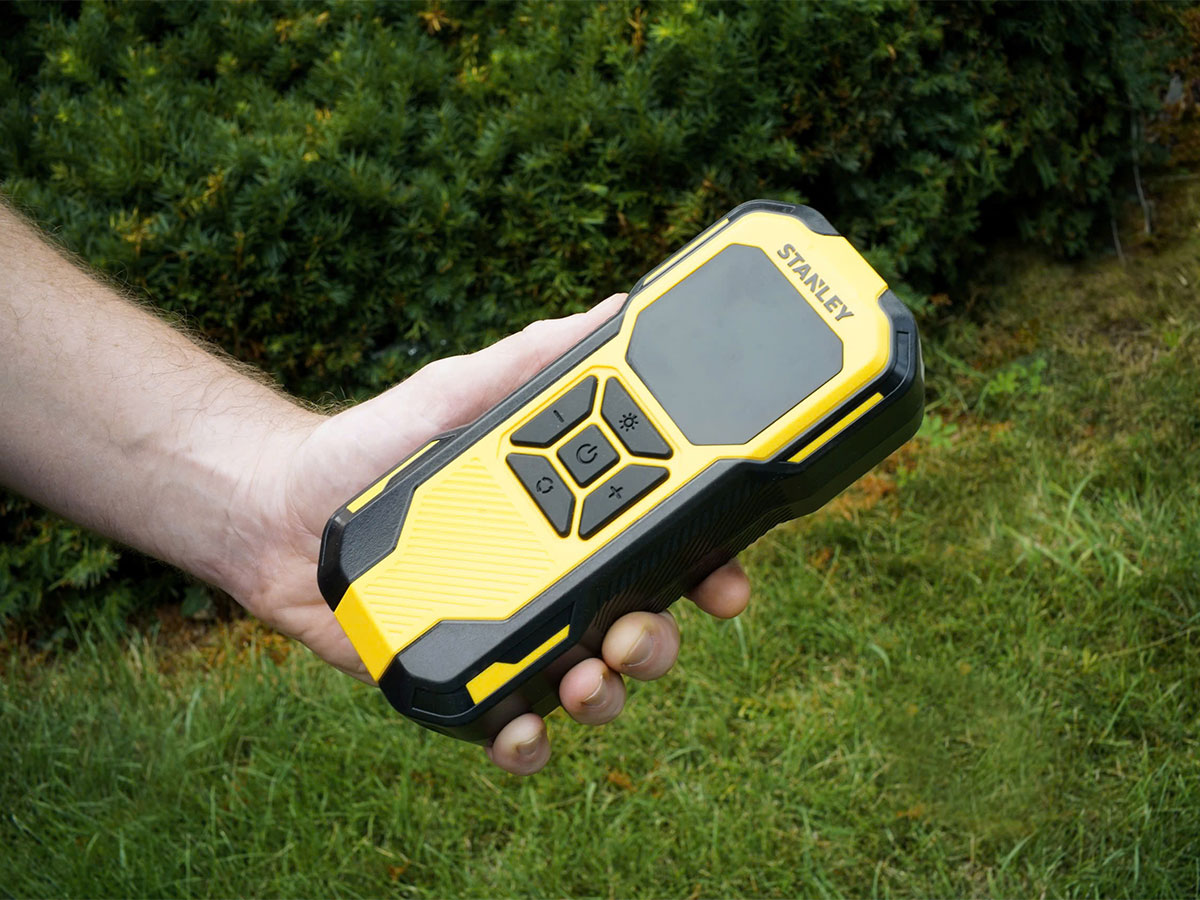 Máy bơm hơi dùng pin Stanley SXIF0101 (có đèn led, sạc dự phòng)