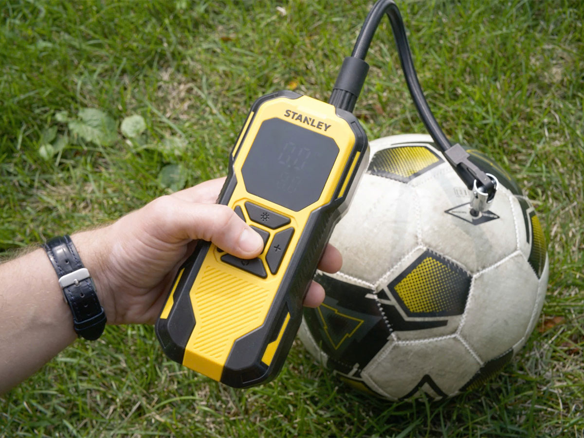 Máy bơm hơi dùng pin Stanley SXIF0101 (có đèn led, sạc dự phòng)