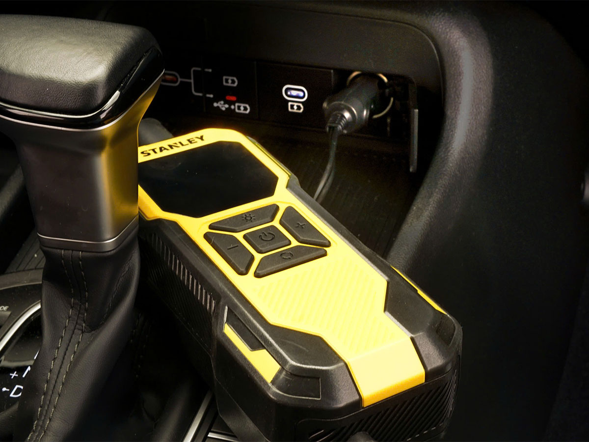 Máy bơm hơi dùng pin Stanley SXIF0101 (có đèn led, sạc dự phòng)