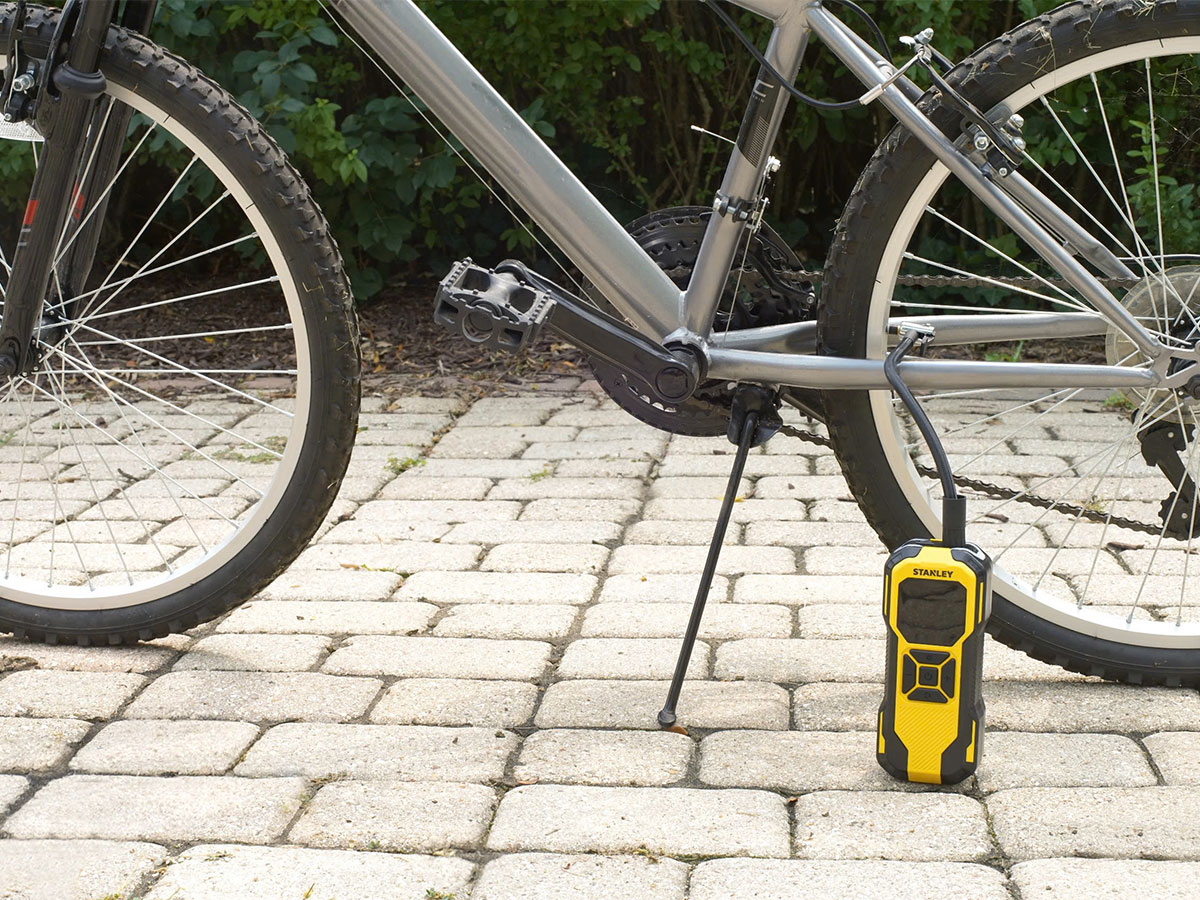 Máy bơm hơi dùng pin Stanley SXIF0101 (có đèn led, sạc dự phòng)