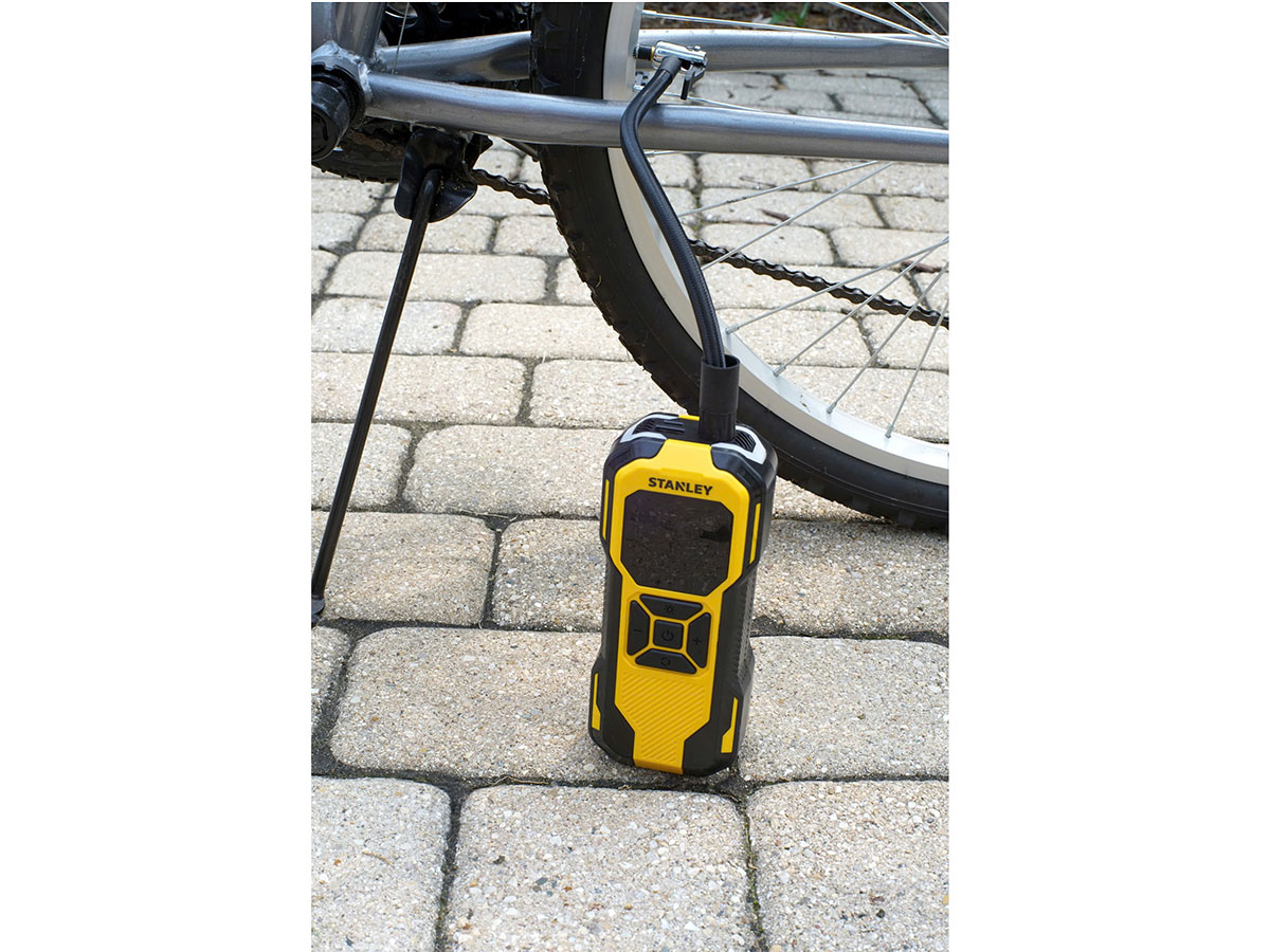 Máy bơm hơi dùng pin Stanley SXIF0101 (có đèn led, sạc dự phòng)