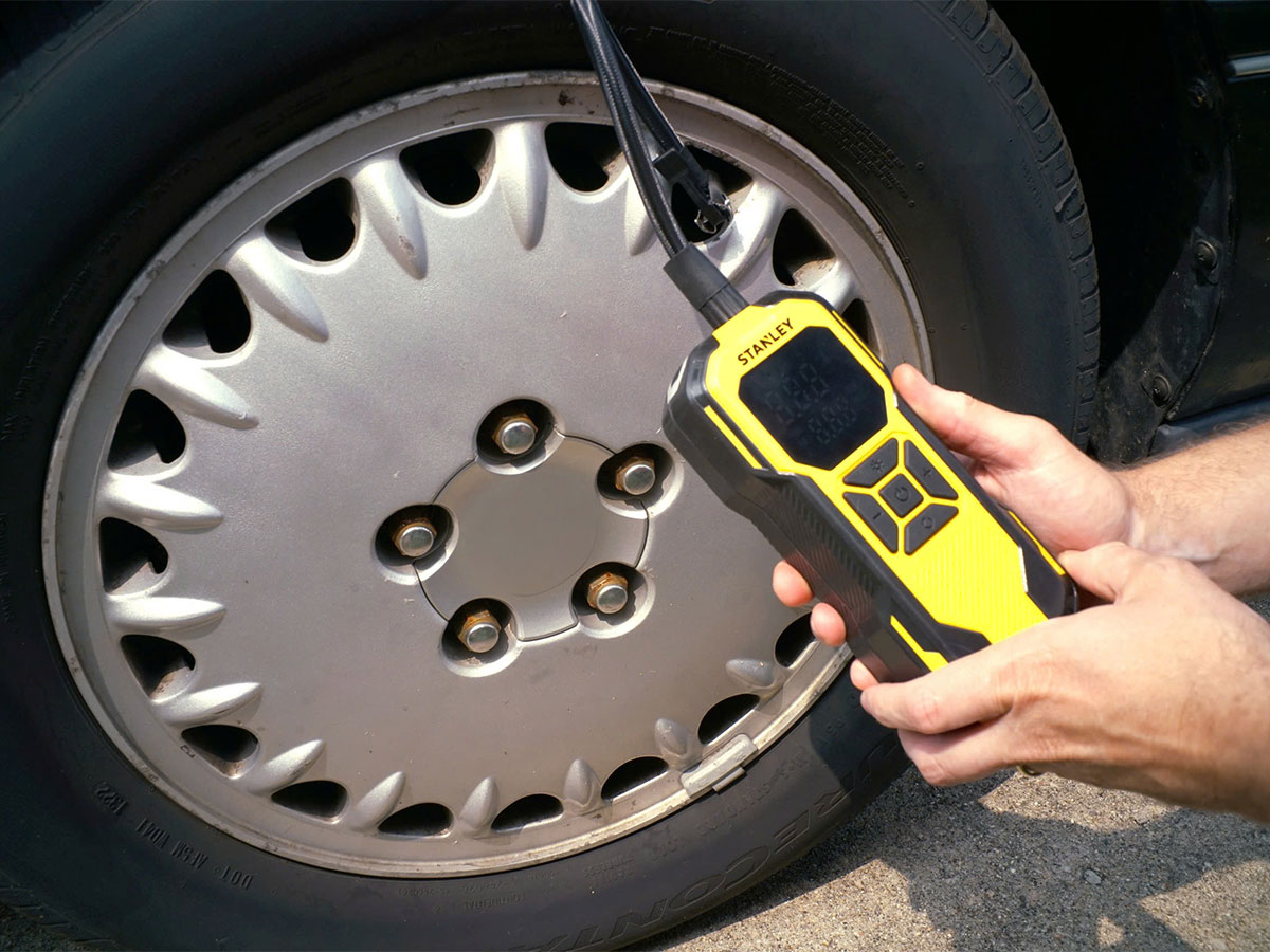 Máy bơm hơi dùng pin Stanley SXIF0101 (có đèn led, sạc dự phòng)