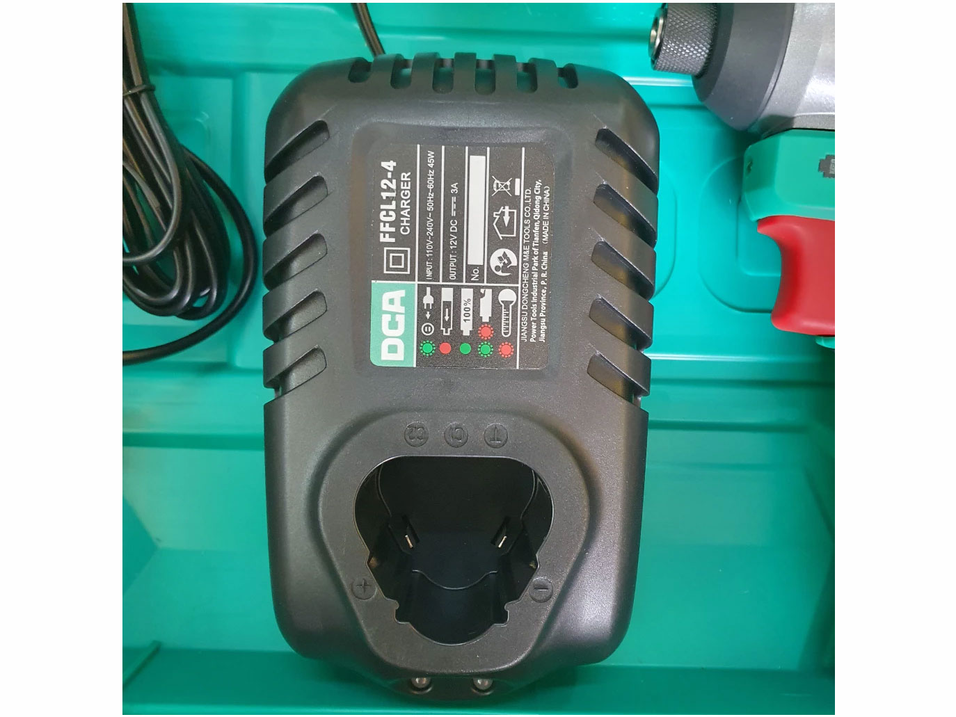 Máy vặn vít dùng pin 12V Max DCA ADPL04-8EK