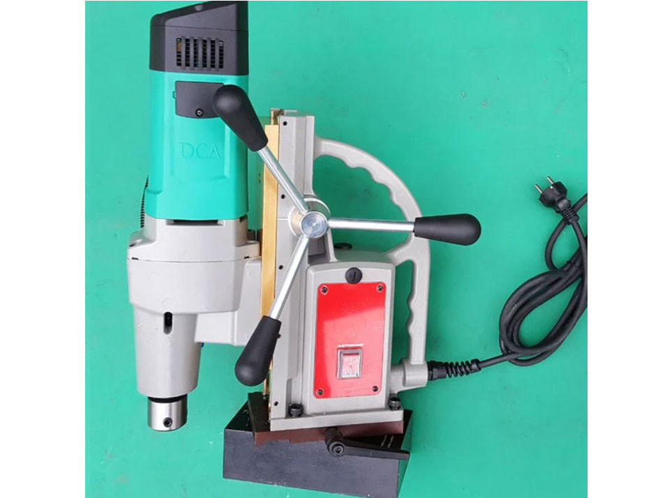 Máy khoan từ DCA AJC02-23 1.600W