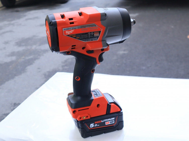 Máy siết bu lông dùng pin 18V Milwaukee M18 FHIW2F12-0X0 (Chưa pin và sạc)