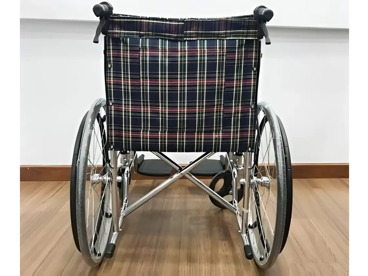 Xe lăn Lucass X79J (có phanh tay, rộng ngang, đệm da Simili)