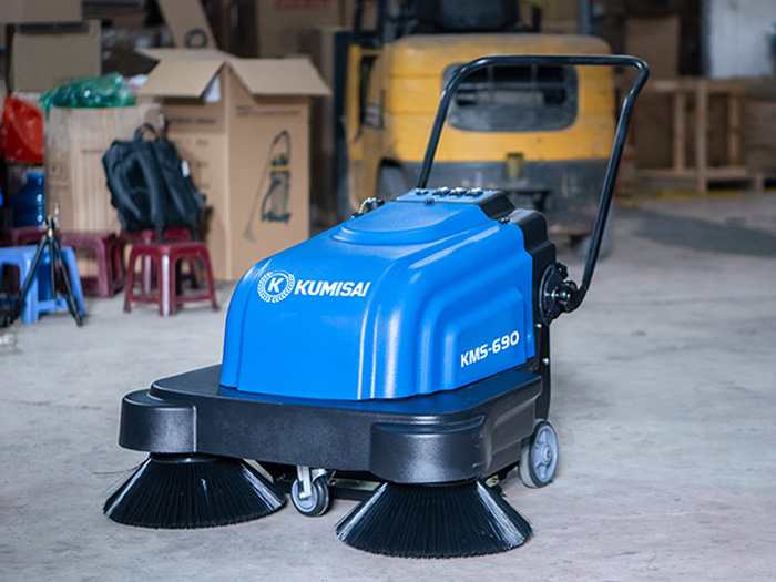 Xe quét rác đẩy tay mini chạy ắc quy Kumisai KMS-690
