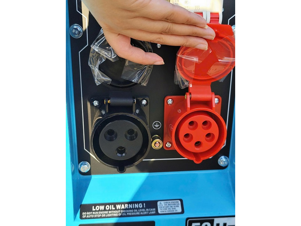 Máy phát điện chạy dầu 8KW Hakuda HKD8000P3 PRO (3 pha, cách âm)