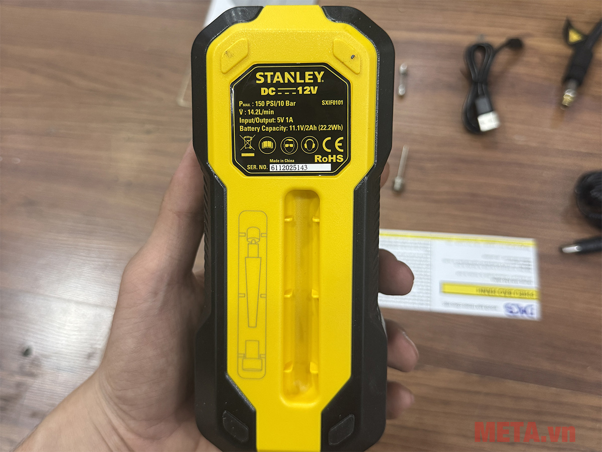 Máy bơm hơi dùng pin Stanley SXIF0101 (có đèn led, sạc dự phòng)