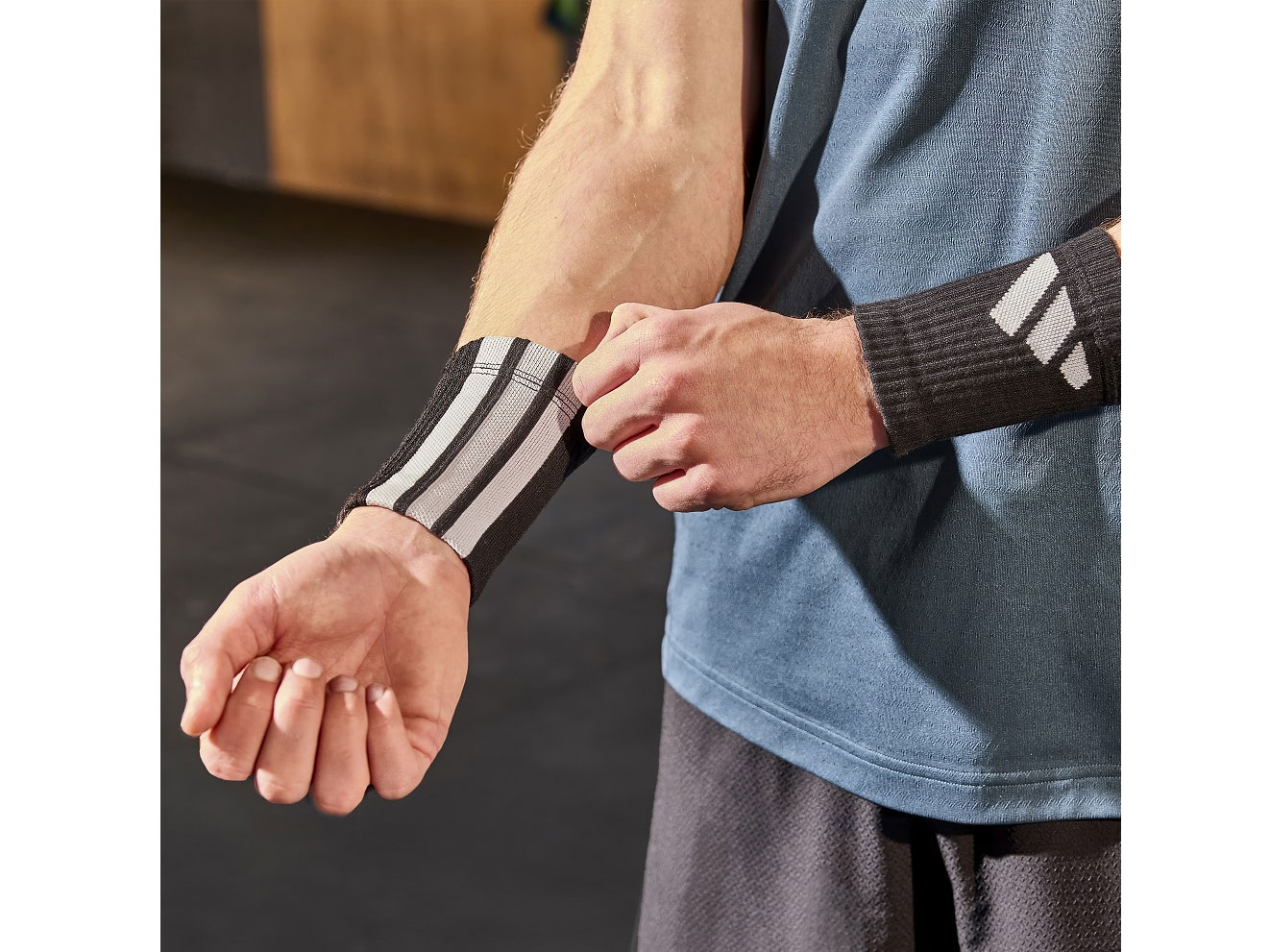 Bảo vệ cổ tay Adidas ADST-13403BK