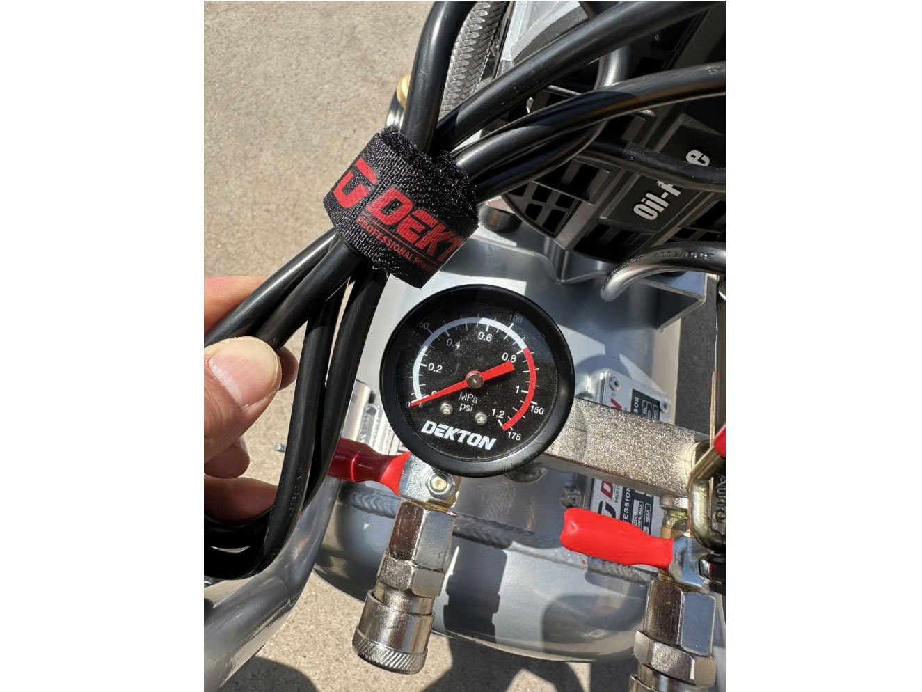 Máy nén khí không dầu Dekton DK-AC3930PROMAX (30 lít, 2HP, bình hợp kim nhôm)