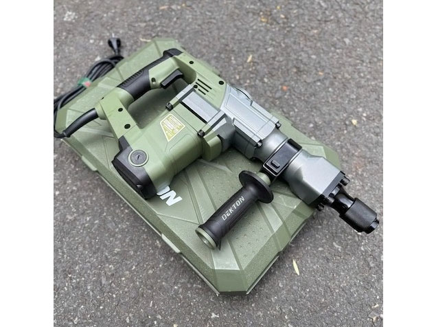 Máy đục bê tông Dekton DK-DH3901XPRO (17mm - 600W)