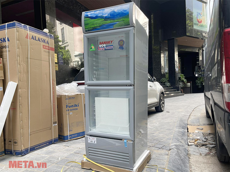 Tủ mát 2 cánh Sanaky VH-308WL có dung tích tổng 300 lít và dung tích sử dụng thực tế 240 lít