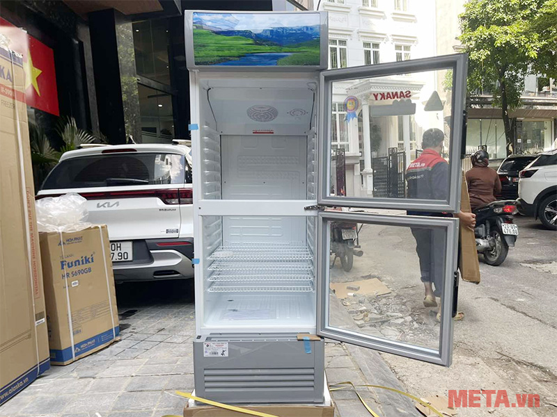 Tủ mát VH-308WL của Sanaky được thiết kế 2 cánh đóng mở trên - dưới để tạo thành 2 ngăn bảo quản riêng biệt