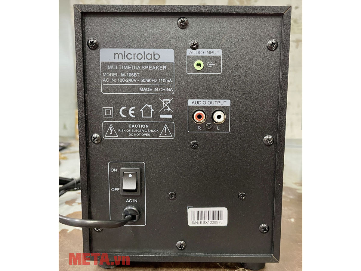 Công tắc và cổng kết nối thiết kế ở mặt sau của loa siêu trầm Microlab M-106BT   Công tắc và cổng kết nối với loa