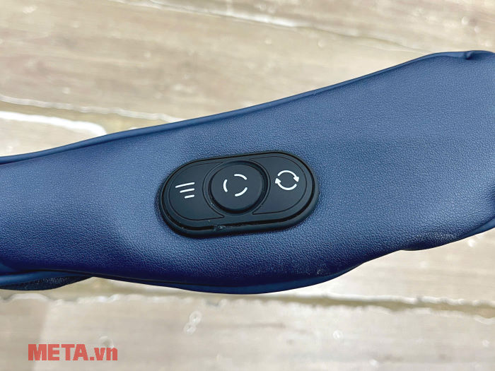 Bảng điều khiển của máy mát xa Philips PPM3522 được bố trí ngay trên thân máy