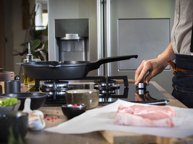 Chảo đúc cao cấp Tefal Robusto có miệng rót 24cm E2490444