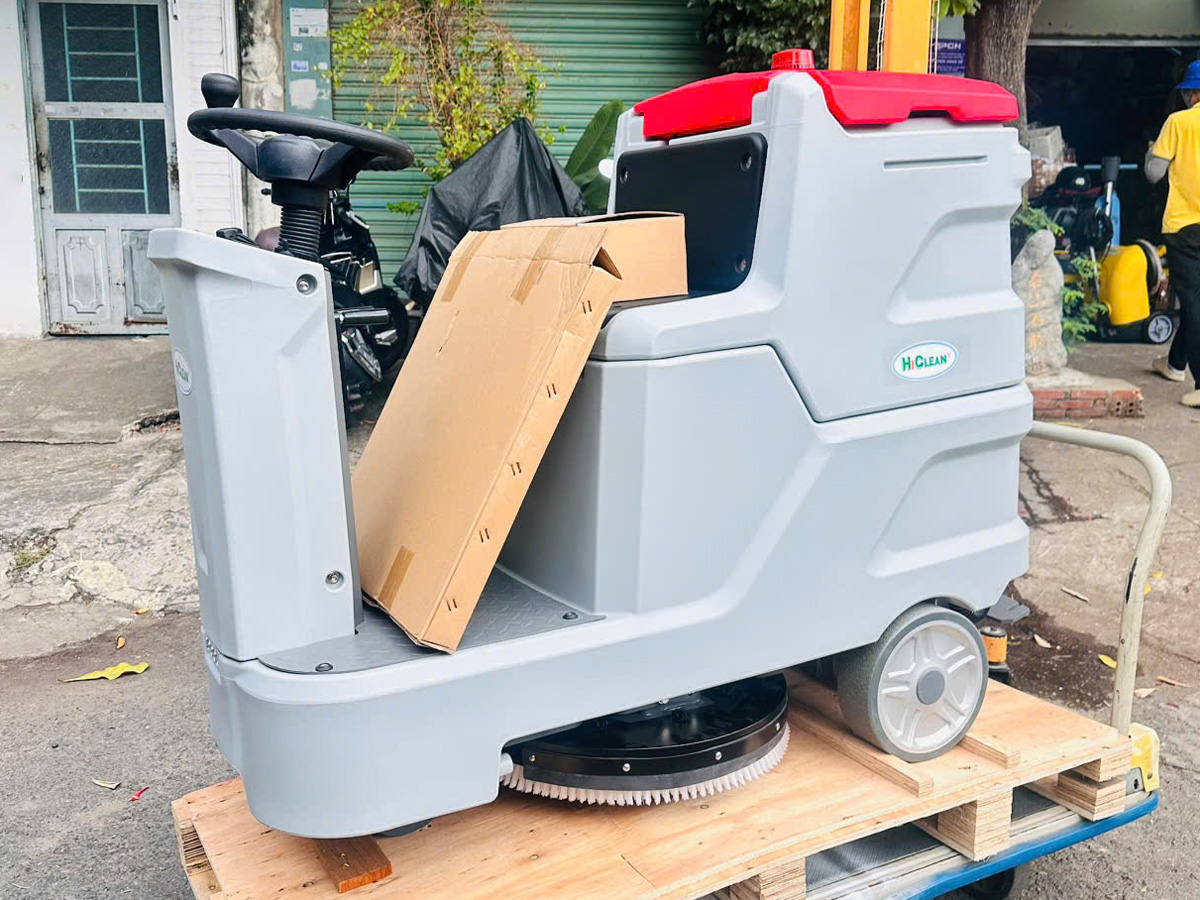 Máy chà sàn ngồi lái HiClean A600