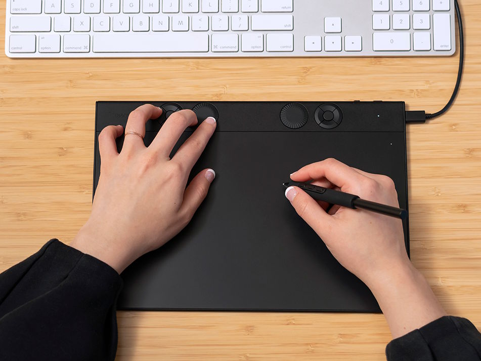 Bảng vẽ điện tử Wacom Intuos Pro L PTK-870 (Model 2025)