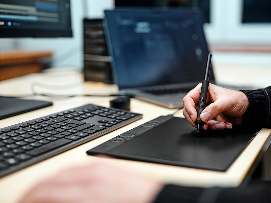 Bảng vẽ điện tử Wacom Intuos Pro L PTK-870 (Model 2025)