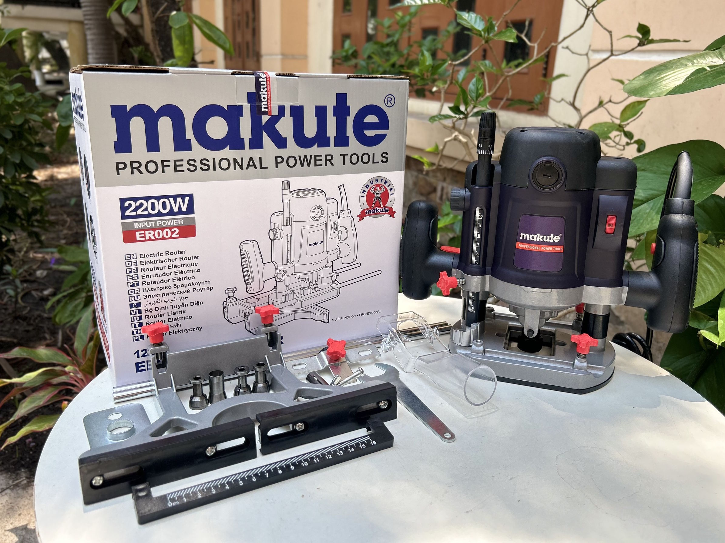 Máy phay gỗ Makute ER002