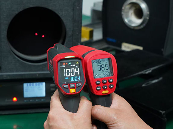 Máy đo nhiệt độ hồng ngoại UNI-T UT305S (-50 độ C đến 2.000 độ C)