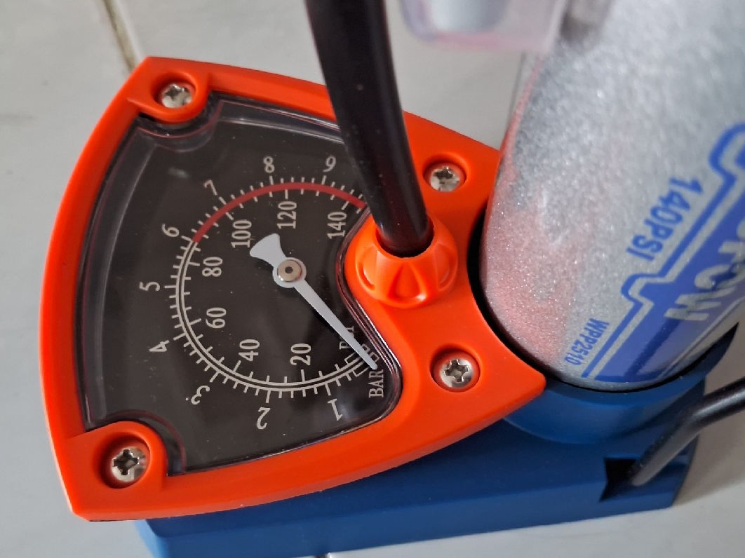 Bơm đạp chân Wadfow WPP2510 (có đồng hồ)