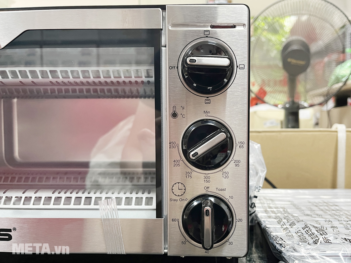 Lò nướng Tiross TS9606 14 lít được trang bị bảng điều khiển dạng núm vặn cơ học