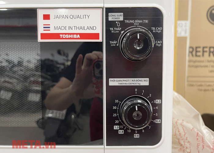 Lò vi sóng 20 lít Toshiba ER-SM20(W1)VN được trang bị bảng điều khiển cơ với 2 núm vặn dễ dùng Lò vi sóng 20 lít Toshiba ER-SM20(W1)VN được trang bị bảng điều khiển cơ với 2 núm vặn dễ dùng