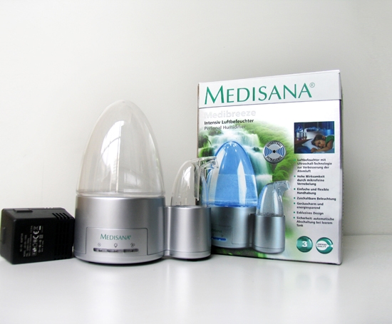 Máy tạo độ ẩm trong phòng Medibreze ILM gồm 4 bộ phận: thân máy, bình chứa nước, vòi phun hơi và giắc cắm điện.